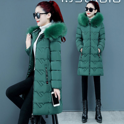 Testhezálló modell női hosszú kabát kapucnival és cipzárral