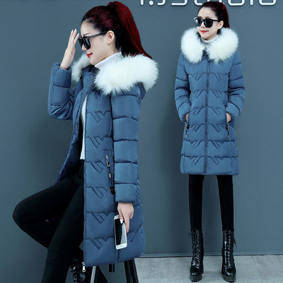 Testhezálló modell női hosszú kabát kapucnival és cipzárral