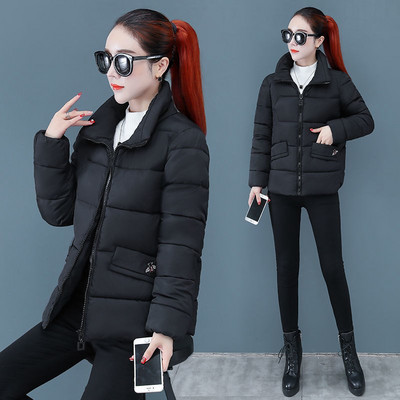 Rövid női kabát lila gallérral és zsebekkel