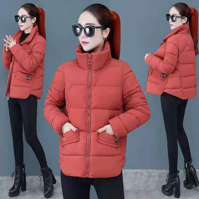 Rövid női kabát lila gallérral és zsebekkel