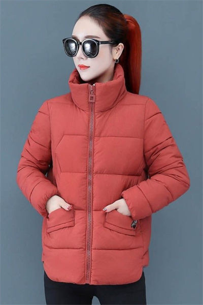 Rövid női kabát lila gallérral és zsebekkel