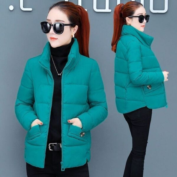 Rövid női kabát lila gallérral és zsebekkel