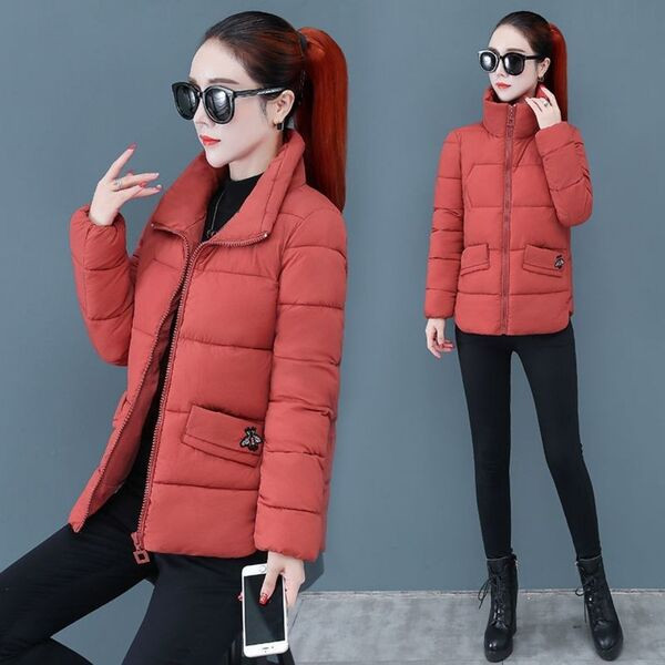 Rövid női kabát lila gallérral és zsebekkel