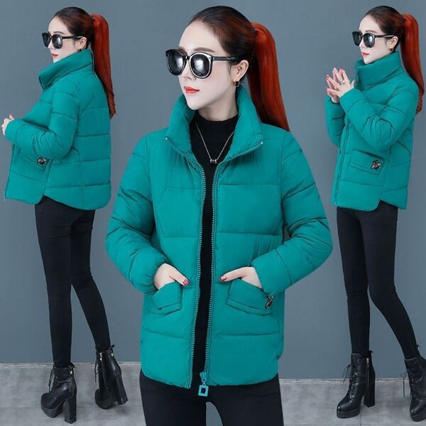 Rövid női kabát lila gallérral és zsebekkel