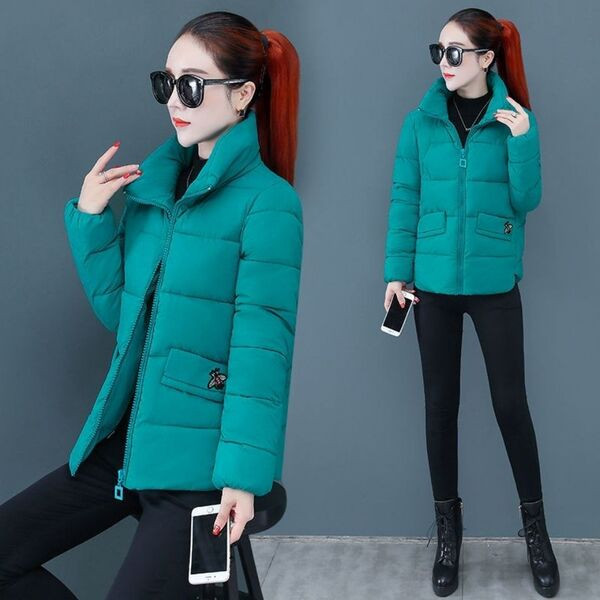 Rövid női kabát lila gallérral és zsebekkel