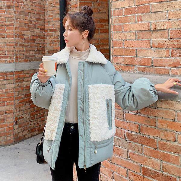 Széles modell női kabát tollas gallérral