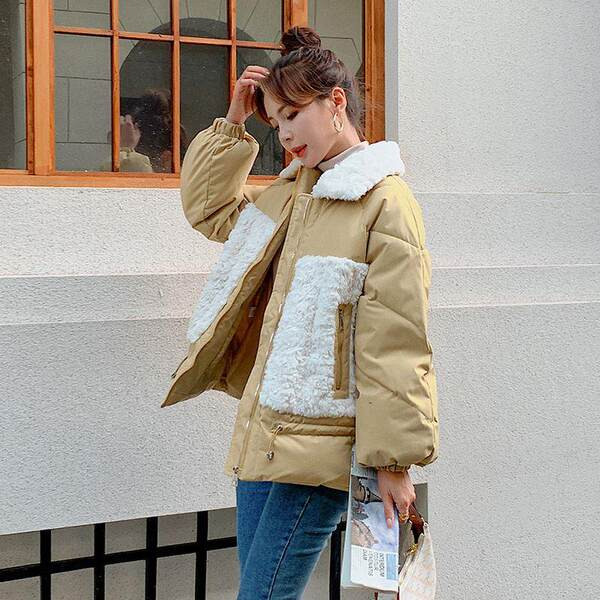 Széles modell női kabát tollas gallérral