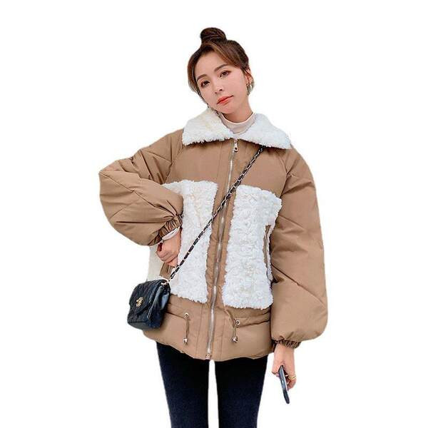 Széles modell női kabát tollas gallérral