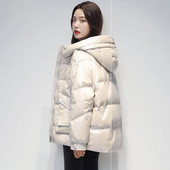 Stílusos női kabát kapucnival és cipzárral