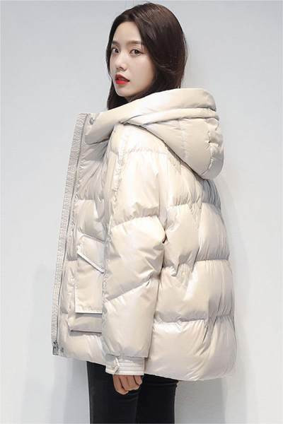 Stílusos női kabát kapucnival és cipzárral