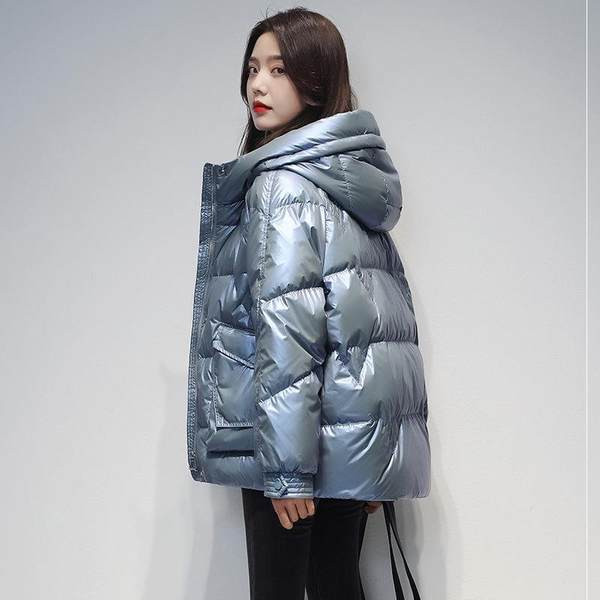 Stílusos női kabát kapucnival és cipzárral