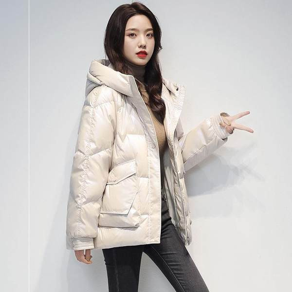 Stílusos női kabát kapucnival és cipzárral