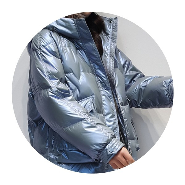 Stílusos női kabát kapucnival és cipzárral