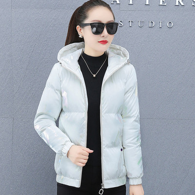 Aktuális női kabát mintával és kapucnival