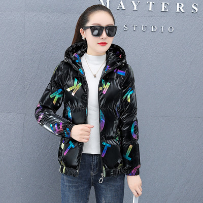 Aktuális női kabát mintával és kapucnival