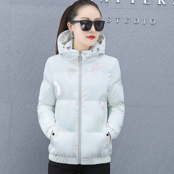 Aktuális női kabát mintával és kapucnival