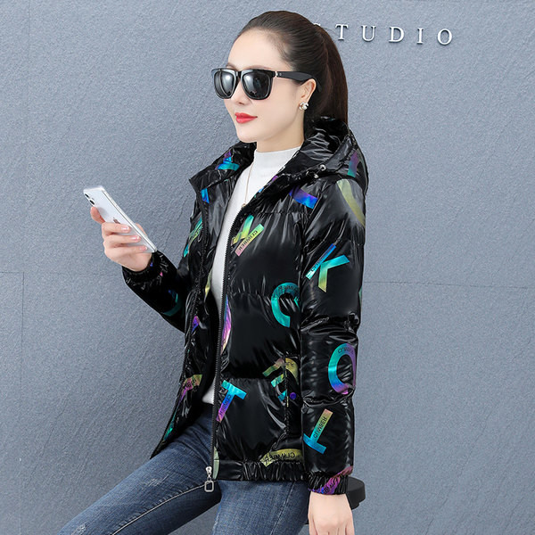 Aktuális női kabát mintával és kapucnival