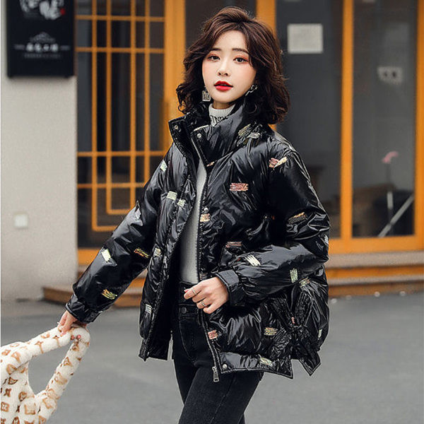 Stílusos női rövid kabát széles modell cipzárral