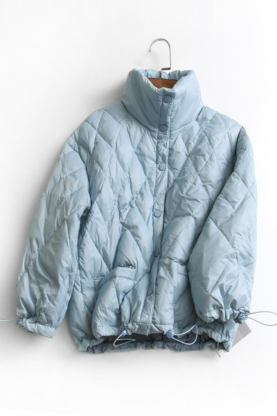 Női kabát magas gallérral és gombokkal