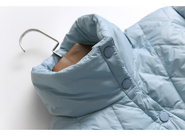 Női kabát magas gallérral és gombokkal