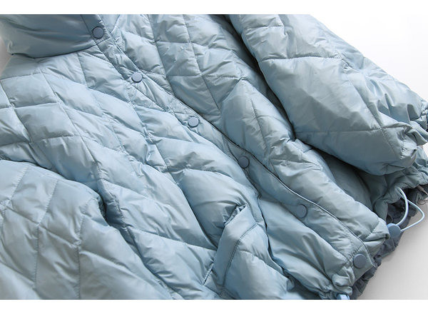 Női kabát magas gallérral és gombokkal