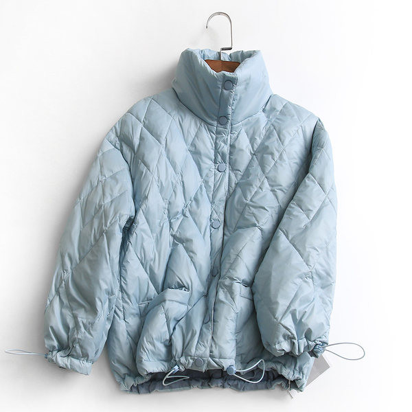 Női kabát magas gallérral és gombokkal