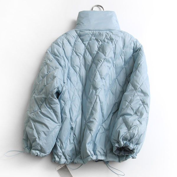 Női kabát magas gallérral és gombokkal