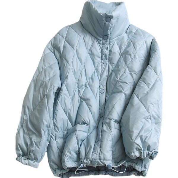 Női kabát magas gallérral és gombokkal