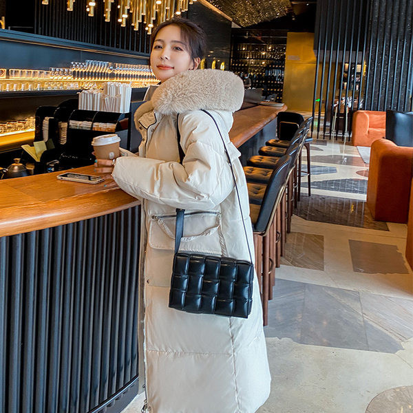 Hosszú női kabát pehely kapucnival