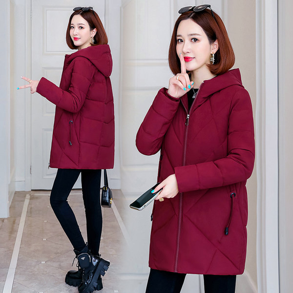 Női kabát kapucnival és nyakkendővel