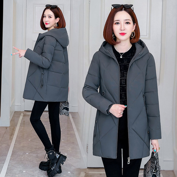 Női kabát kapucnival és nyakkendővel