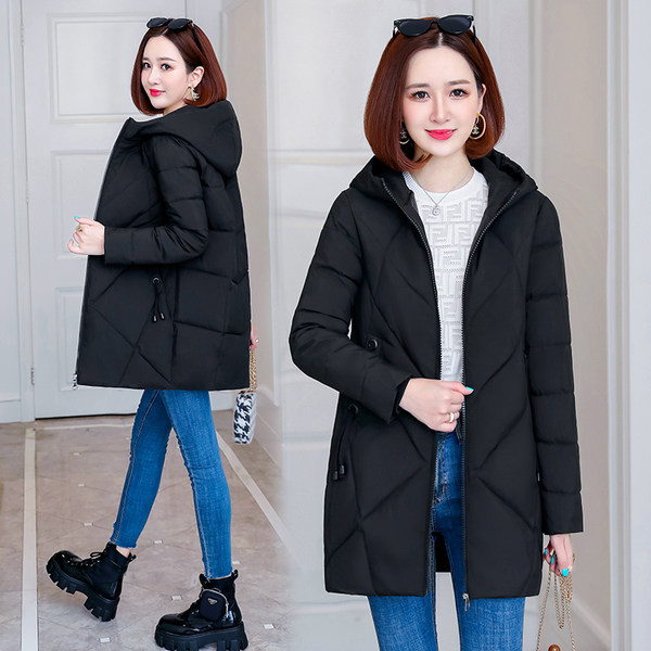 Női kabát kapucnival és nyakkendővel