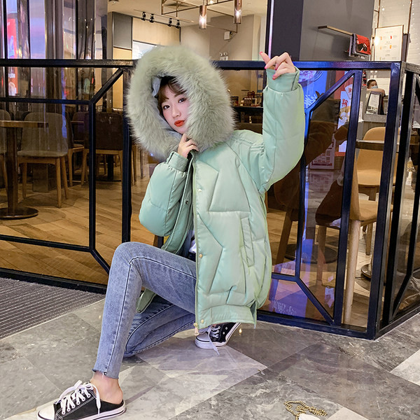 Bő női téli kabát kapucnival és zsebekkel