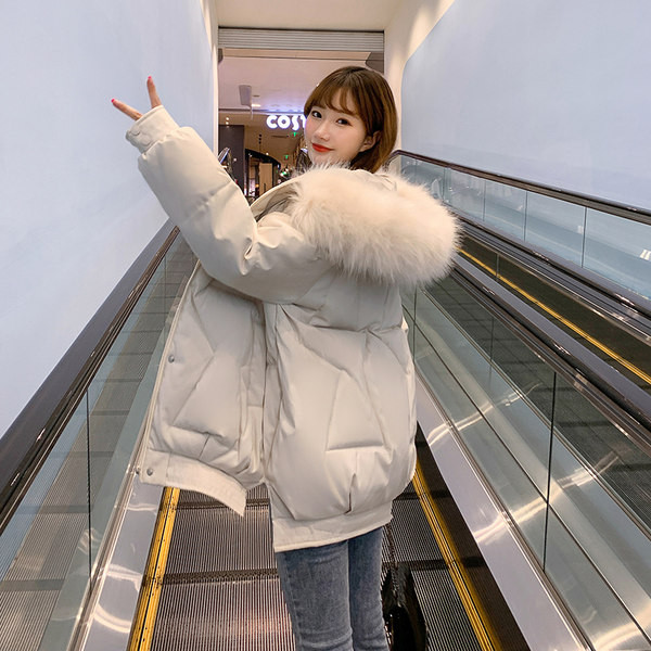 Bő női téli kabát kapucnival és zsebekkel