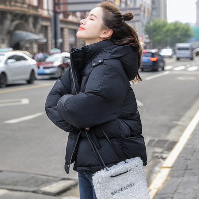 Rövid női téli kabát kapucnival