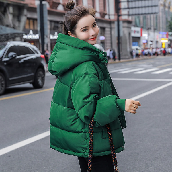 Rövid női téli kabát kapucnival