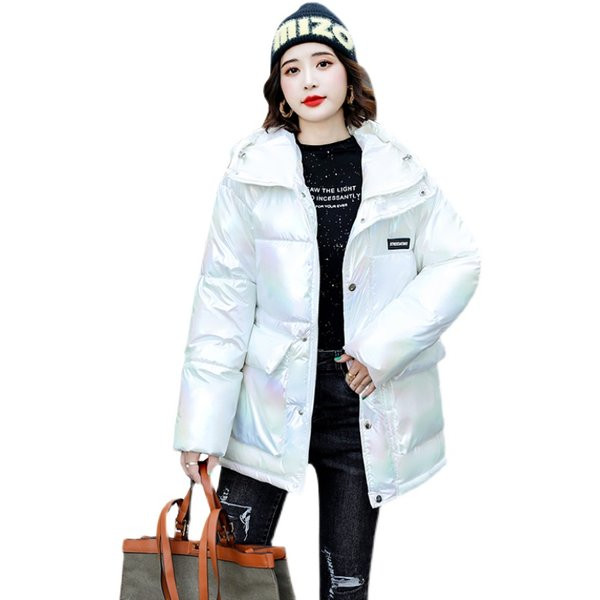 Fényes női kabát kapucnival és emblémával