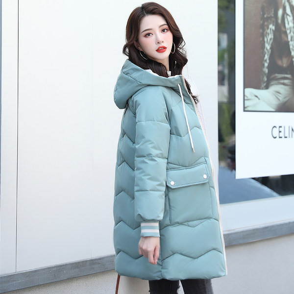 Modern hosszú női kabát nyakkendővel és zsebekkel