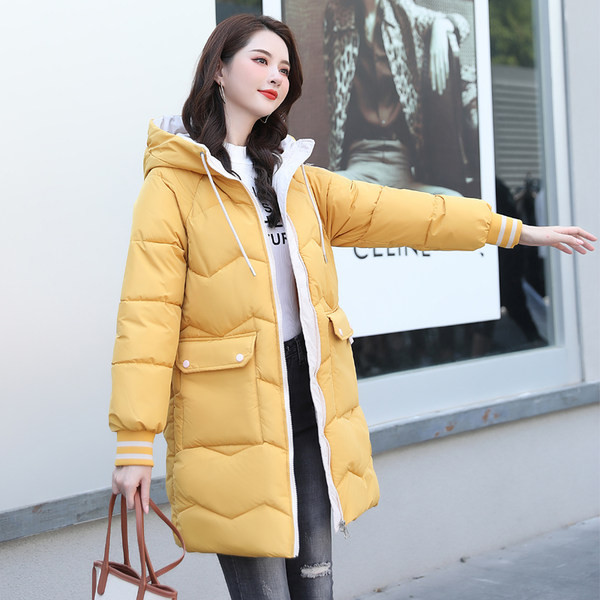 Modern hosszú női kabát nyakkendővel és zsebekkel