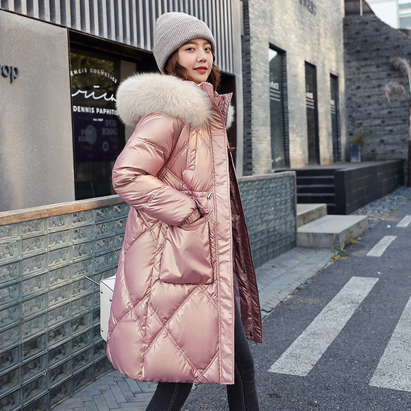 Modern téli kabát közepes hosszúsággal, steppelt hatással