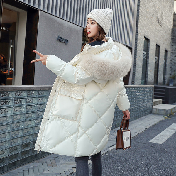 Modern téli kabát közepes hosszúsággal, steppelt hatással