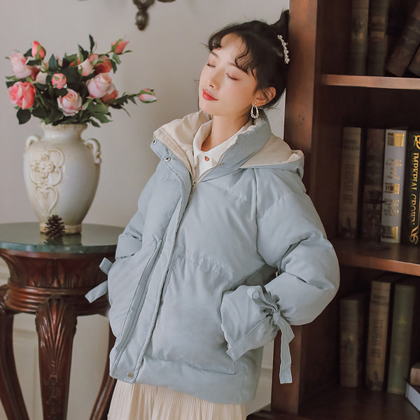 Ženska ležerna jakna s kapuljačom i trakom na rukavu