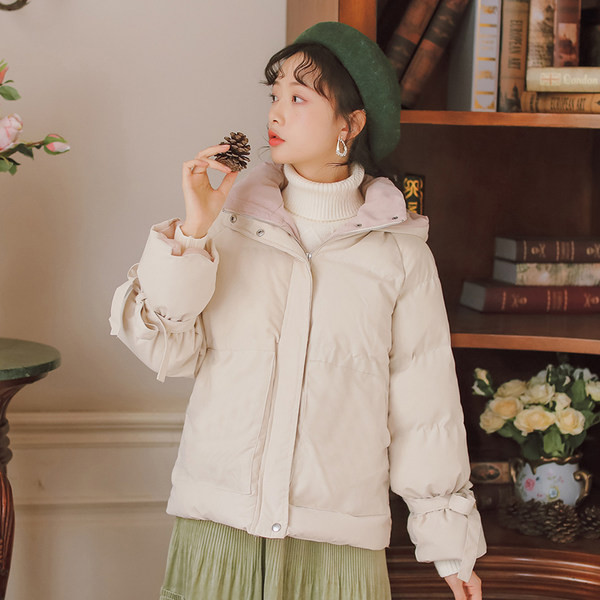 Ženska ležerna jakna s kapuljačom i trakom na rukavu