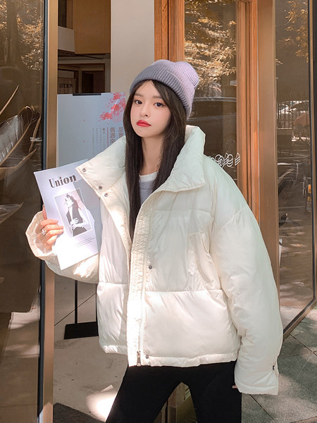 Rövid női modern kabát sima széles modell