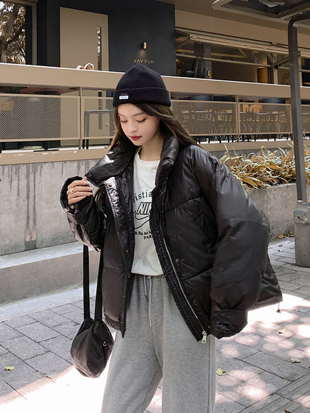 Rövid női modern kabát sima széles modell