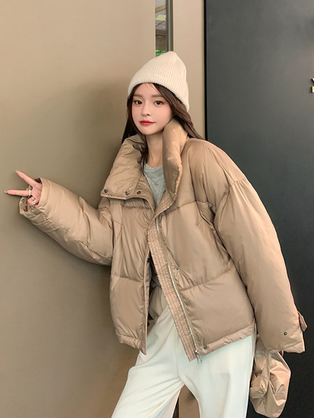 Rövid női modern kabát sima széles modell