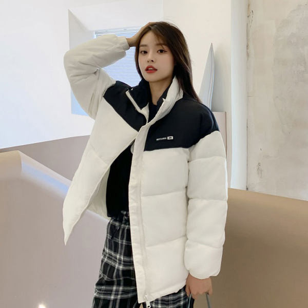 Ingyenes modell női kabát magas gallérral és emblémával