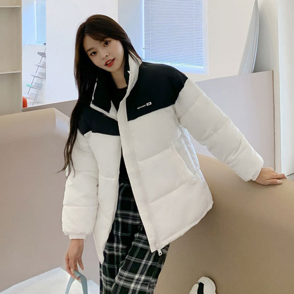 Ingyenes modell női kabát magas gallérral és emblémával