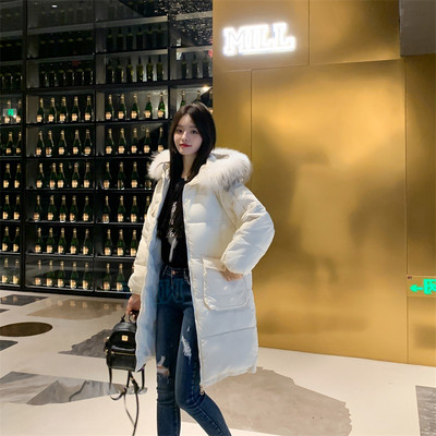 Modern női téli kabát kapucnival és zsebekkel