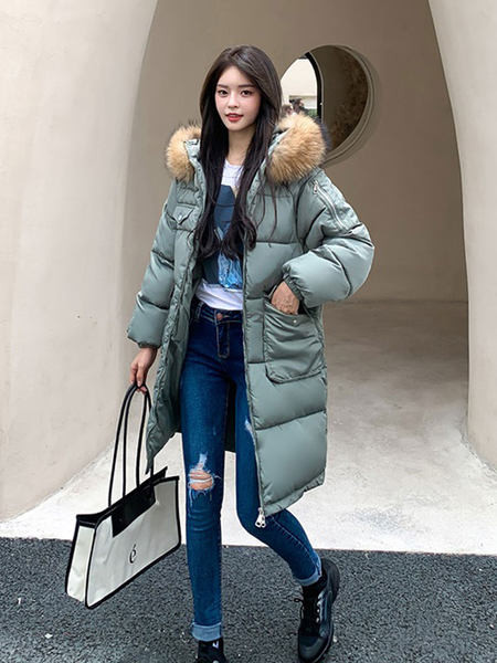 Modern női téli kabát kapucnival és zsebekkel